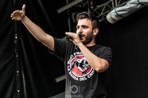 Vocalista en directo fotografiada por Borjatrivifoto
